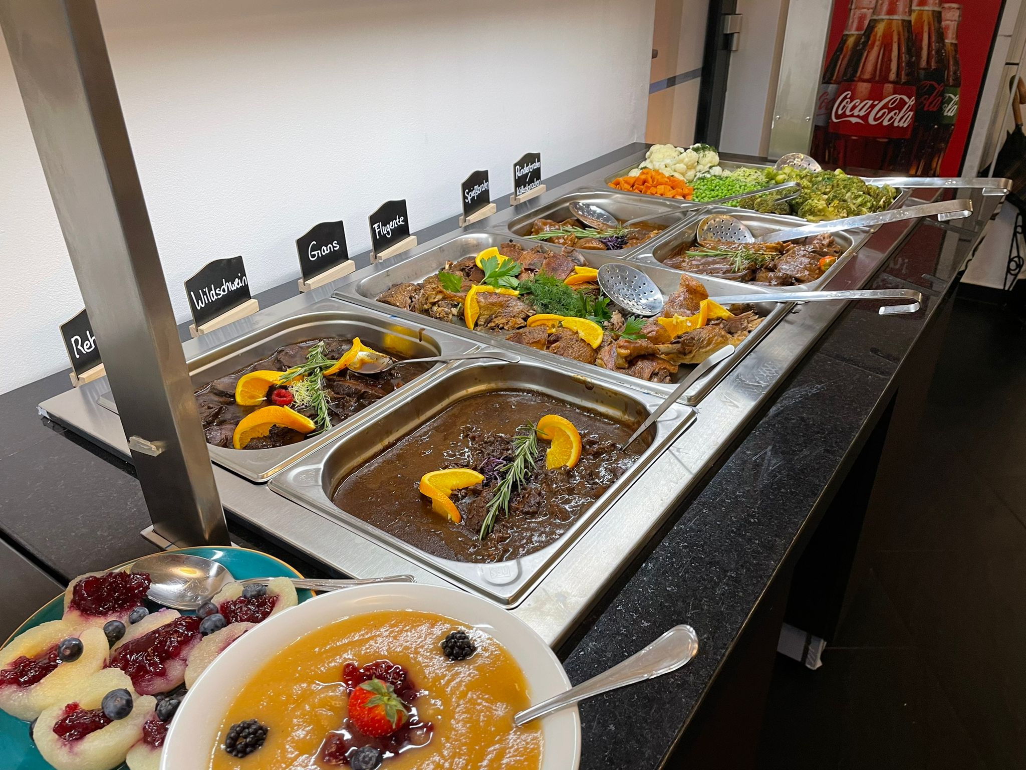 Buffet mit Gänsebraten und Beilagen